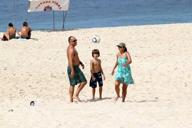FOTO: Patrícia Poeta joga futebol na praia
