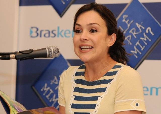 Gabriela Duarte lê para crianças