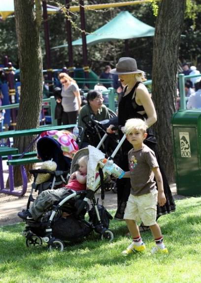 FOTO: Gwen Stefani leva filhos ao zoo