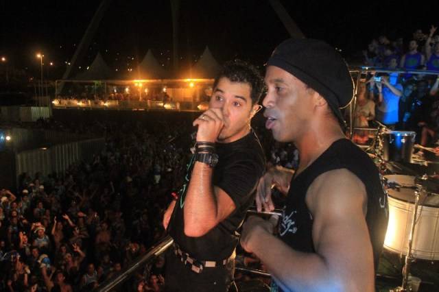 Ronaldinho sobe em trio elétrico no Rio