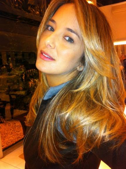 Ticiane repagina o cabelo com Biaggi