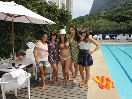 Tominaga ganha pool party de Fê Pontes