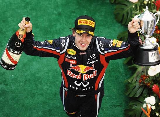 Piloto Sebastian Vettel comemora na Málasia