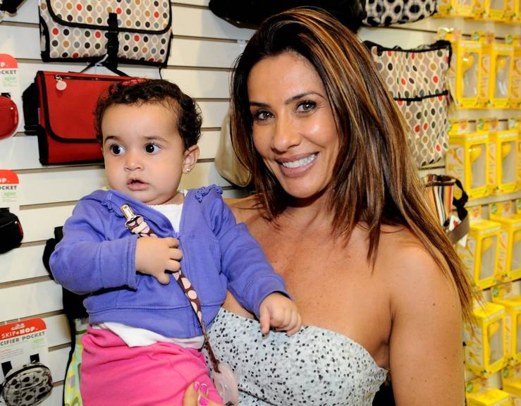FOTO: Com filha, Scheila visita SP
