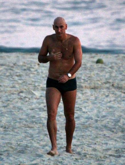 FOTO: Nalbert na praia com a filha