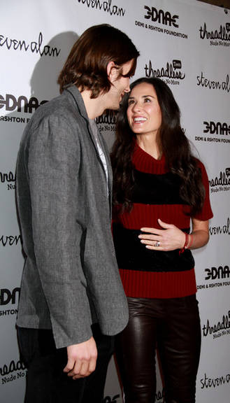 Demi Moore e Kutcher em festa do bem