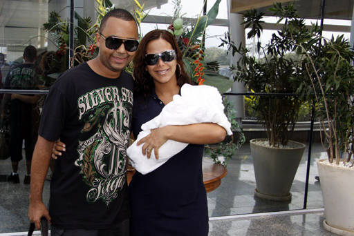 Dudu Nobre e Priscila deixam maternidade