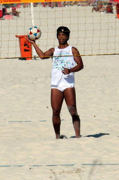 FOTO: Ronaldinho encara jogo na praia