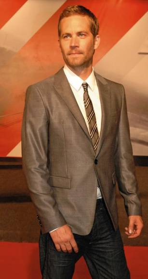 Paul Walker bate carro em estacionamento