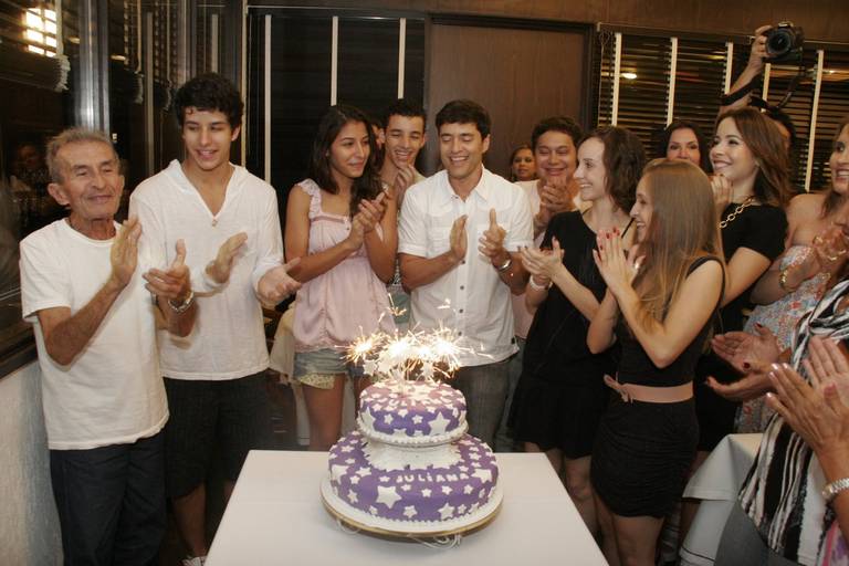 Juliana Xavier ganha festa surpresa