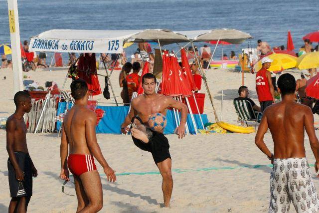 Thiago Martins joga futebol no Leblon