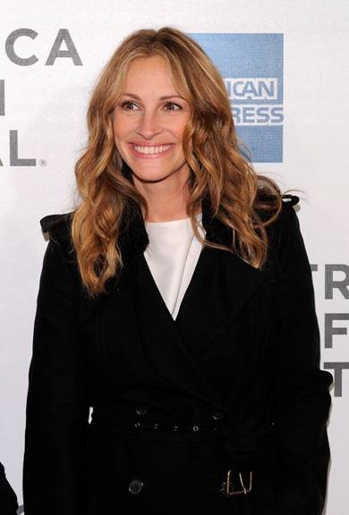 Julia Roberts aparece loira em pré-estreia