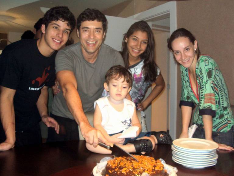 Tiago Santiago comemora 48 anos