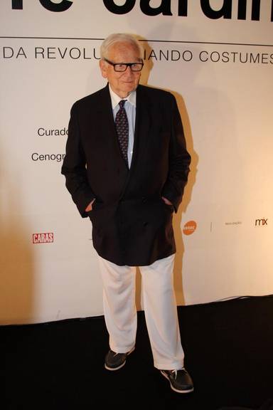 Estrelas tietam Pierre Cardin em desfile