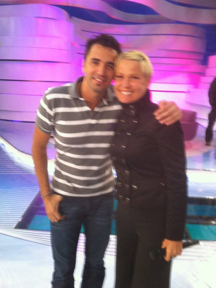 Latino elogia Xuxa no twitter
