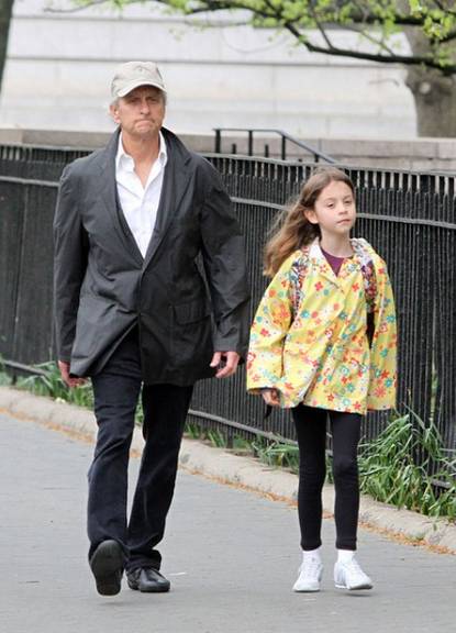 Michael Douglas passeia com filha em NY