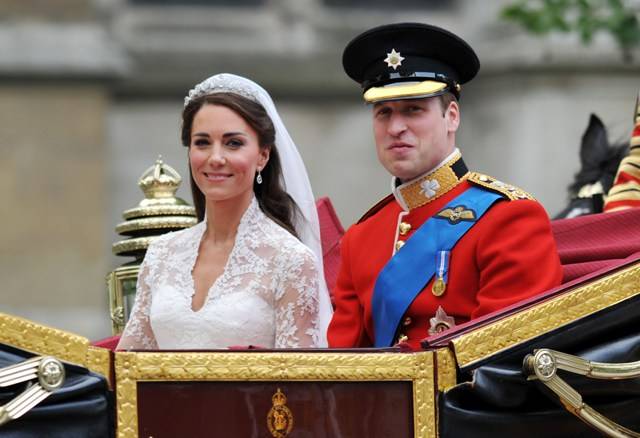 William e Kate deixam igreja de carruagem