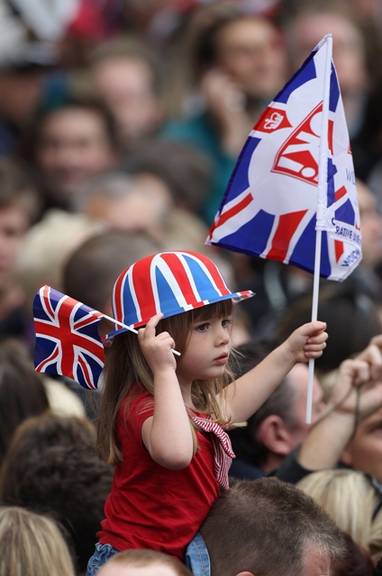 Britânicos comemoram sem noivos