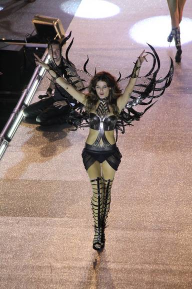 Tops e famosos em desfile no Rio