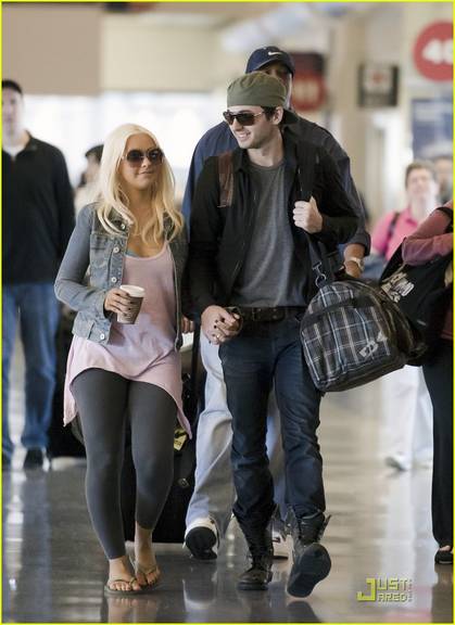 Christina Aguilera passeia com namorado