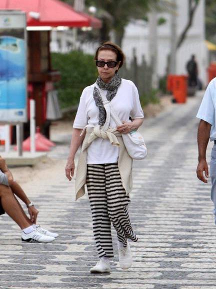Montenegro caminha na orla de Ipanema