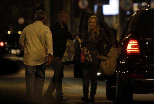 FOTO: Angélica chega em pizzaria no Rio