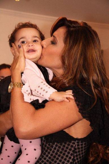 Scheila Carvalho mima a pequena Giullia
