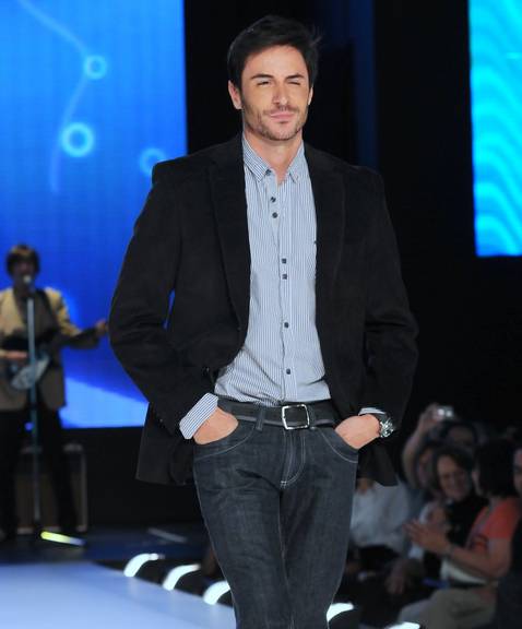 Caras e bocas de Ricardo Tozzi em desfile