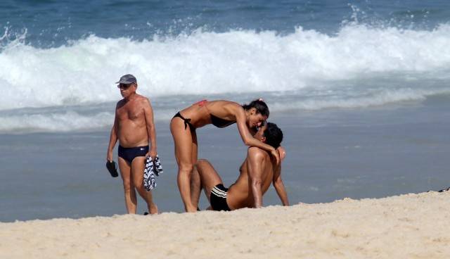 Du Moscovis e Cynthia pegam praia
