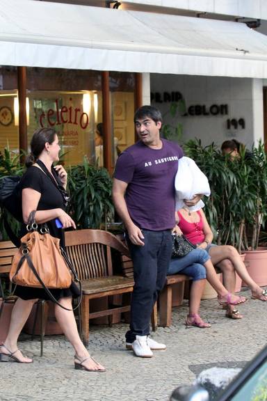 De dieta, Zeca e Renata almoçam juntos