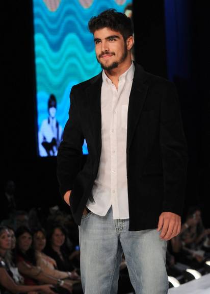 FOTO: Caio Castro arrasa na passarela