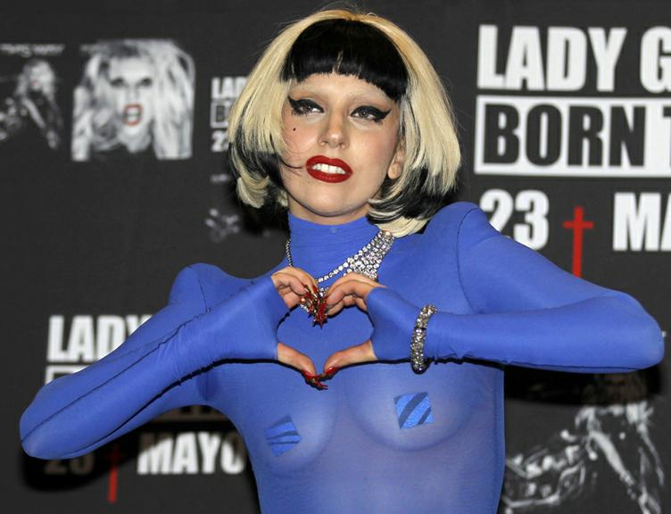 Lady Gaga grava vídeo para saxofonista