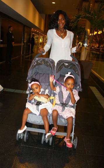 Glória Maria passeia com herdeiras