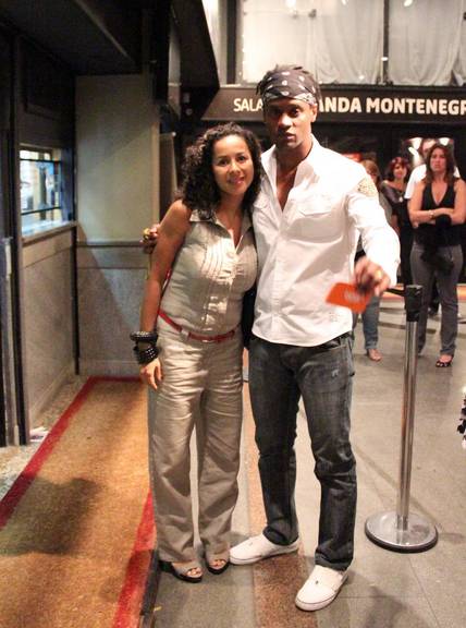 Tony Garrido confere a peça ‘Cliche’
