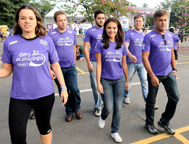 Paloma Bernardi faz caminhada do bem