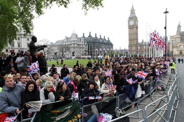 Pessoas de observam movimentação causada pelo casamento real do príncipe William com Kate Middleton na abadia de Westminster