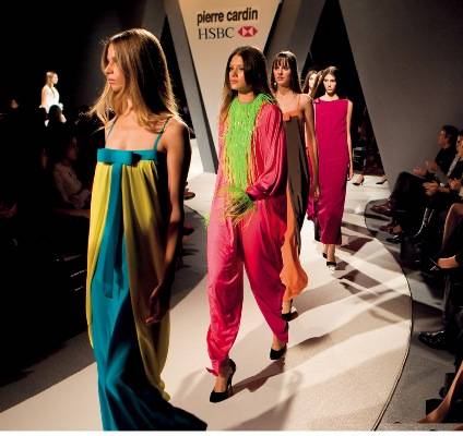 Elogio ao talento e à carreira do estilista Pierre Cardin, em SP