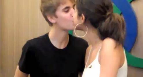 Beijinho tímido de Justin Bieber e Selena