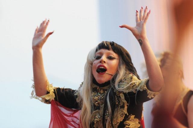 Lady Gaga ‘incendeia’ palco de programa