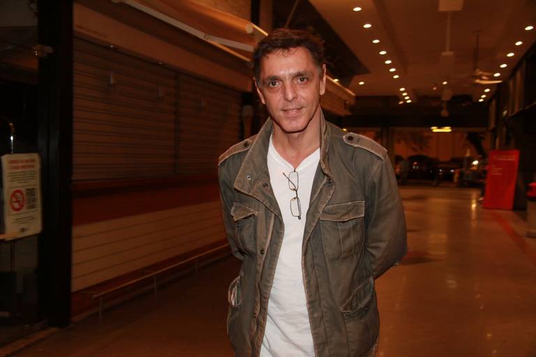 Famosos em pré-estreia de teatro