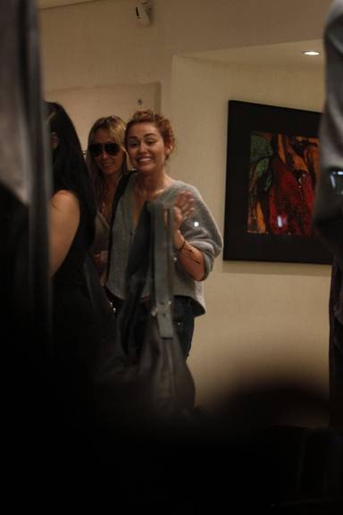 FOTO: Miley Cyrus faz compras no RJ
