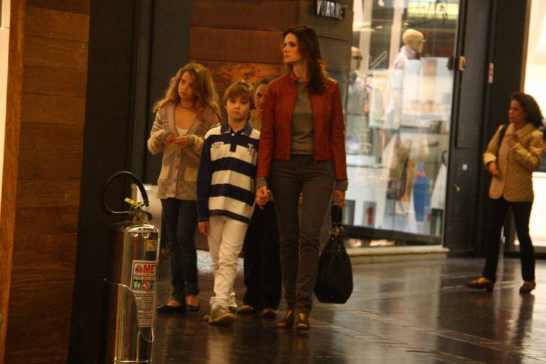 Lisandra Souto passeia com os filhos