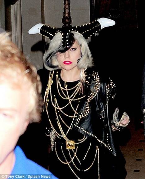 Gaga usa capacete viking com chifres
