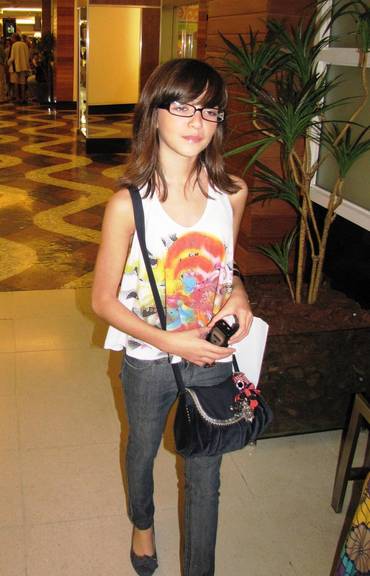 Atriz mirim passeia em shopping carioca