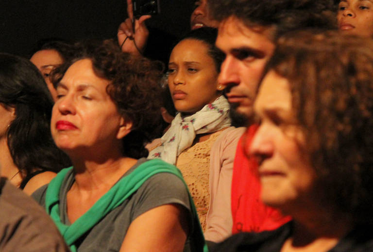 Lázaro Ramos recebe sua Taís em teatro