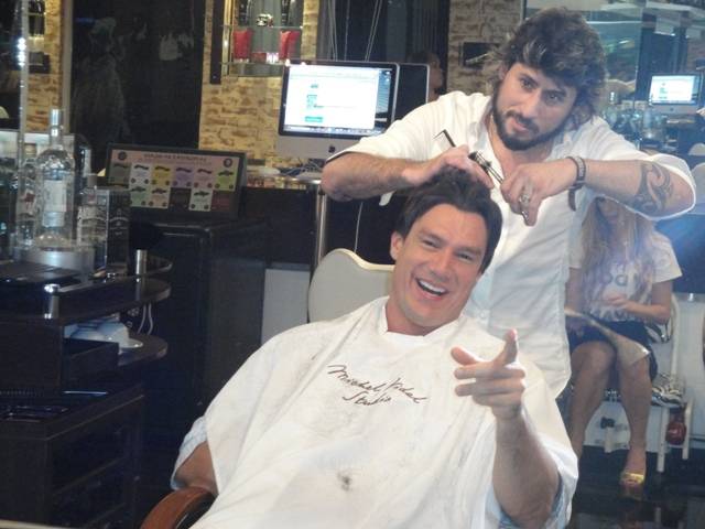O premiado hair stylist Michel Vidal corta o cabelo do ator e produtor Ricardo Macchi em seu studio, em SP.