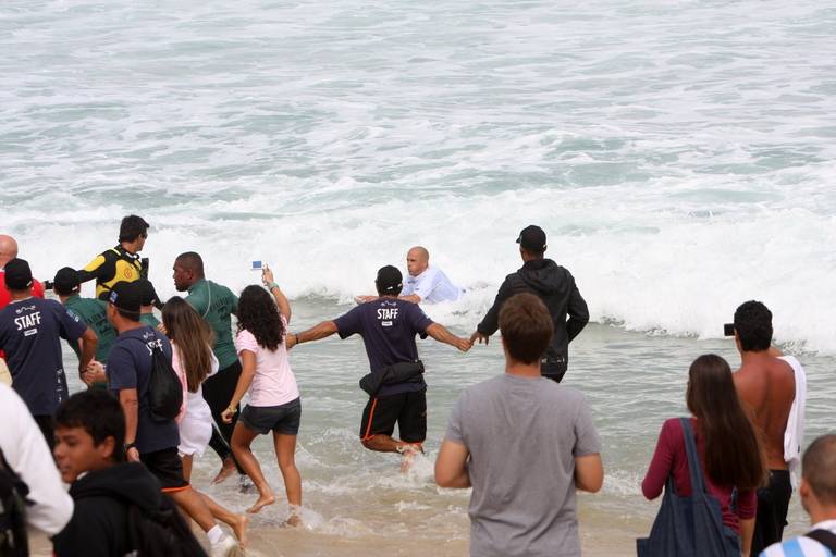 Kelly Slater é cercado por fãs na praia