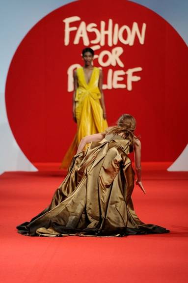 Tops caem em desfile de Naomi pelo Japão