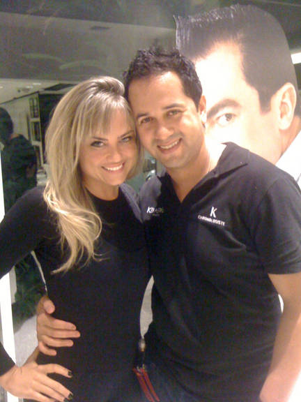 Ellen Rocche fica ainda mais loira!