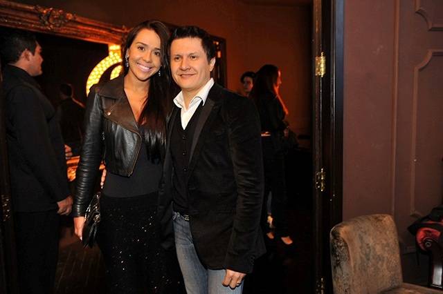 Giovani guarda surpresa para a amada